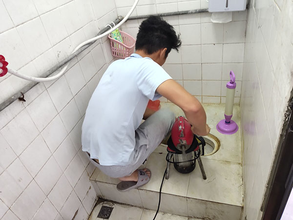 资源管道堵塞冒臭气 专业师傅现场解决问题