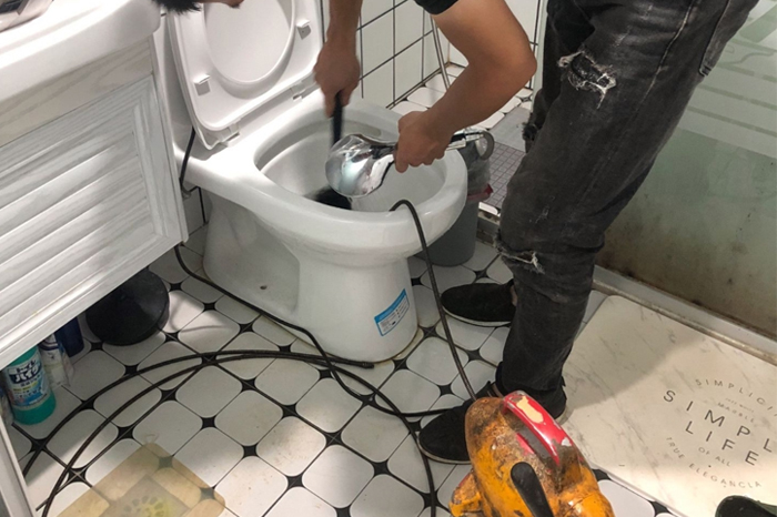 资源马桶堵塞自己疏通还是找师傅？专业上门服务让你省时更省心